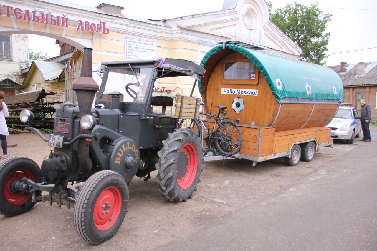 В Устюжну прибыл болельщик из Германии на раритетном тракторе